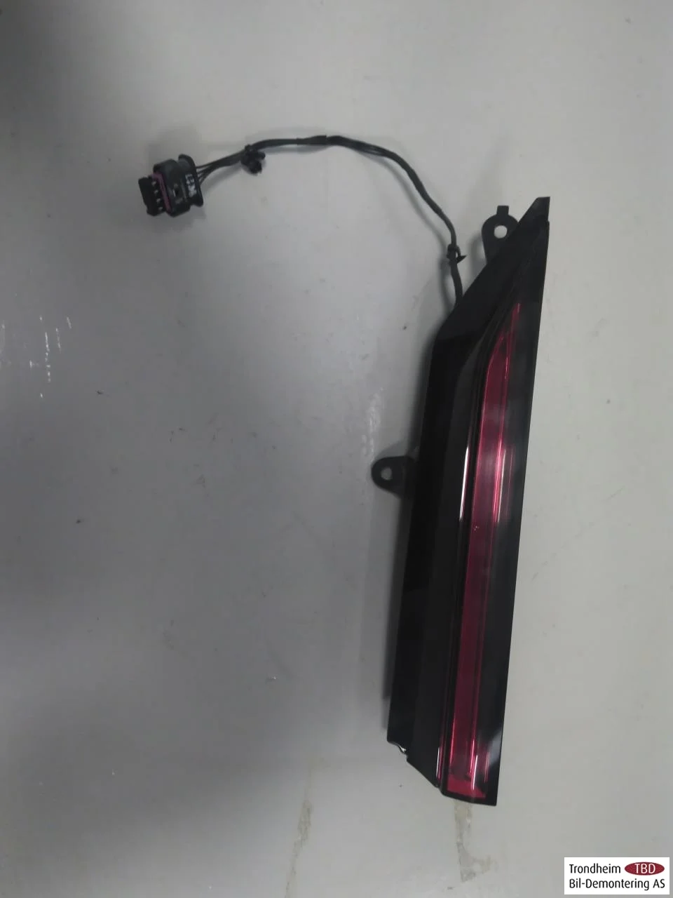 Polestar 2 2020- Right tail light on tailgate, inner view 2