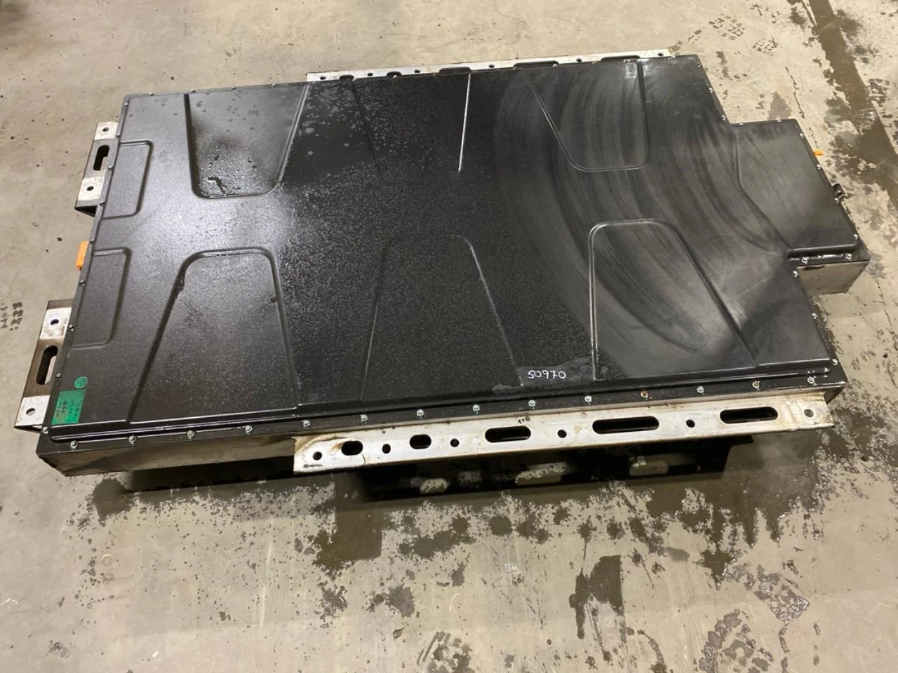 Maxus EUNIQ5 MPV 2021- High-voltage battery view 2