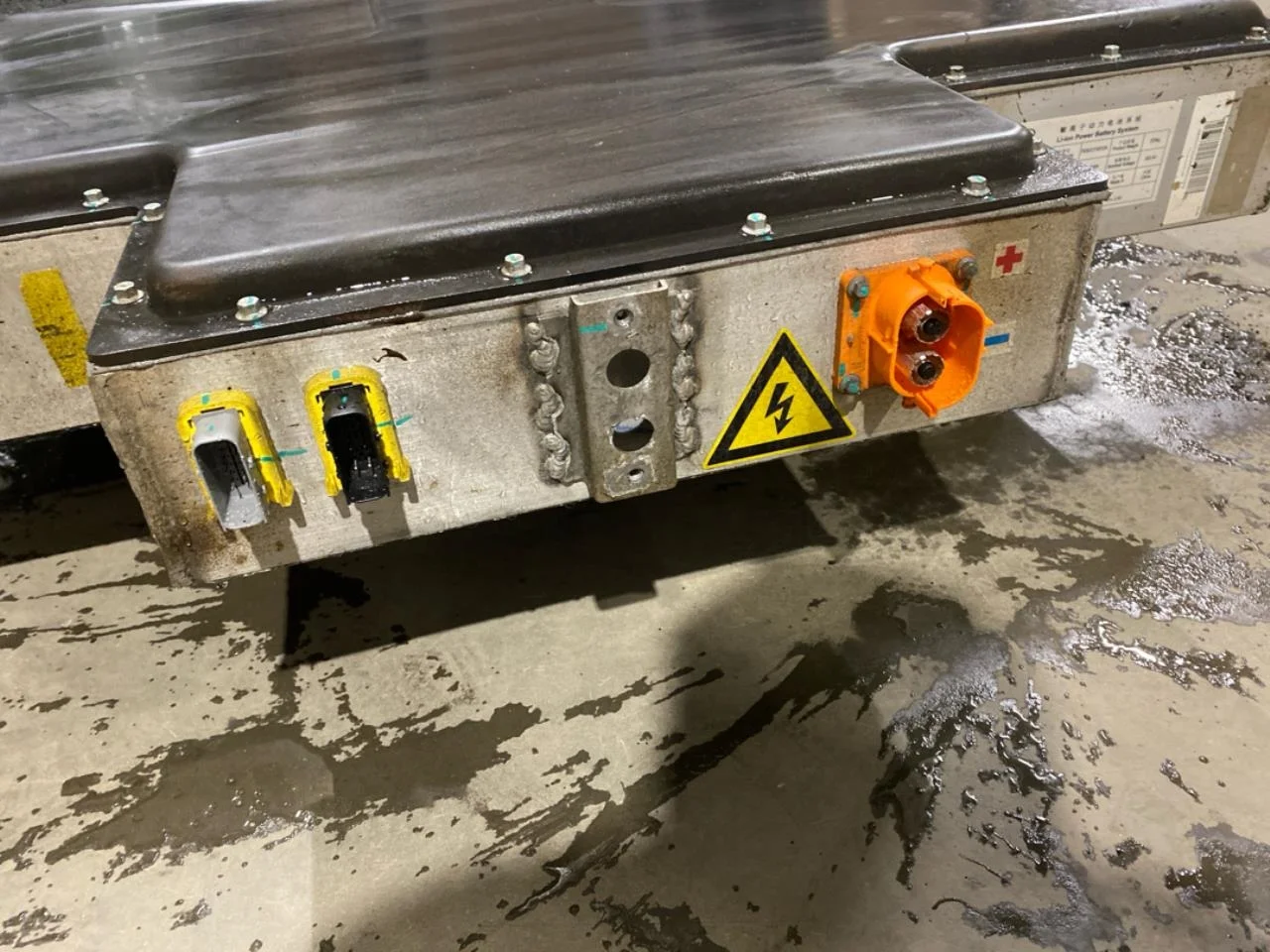 Maxus EUNIQ5 MPV 2021- High-voltage battery view 3
