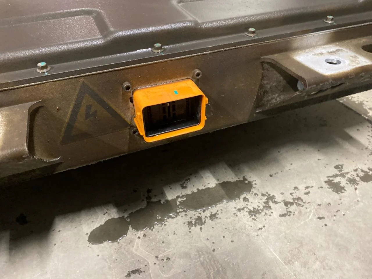 Maxus EUNIQ5 MPV 2021- High-voltage battery view 4