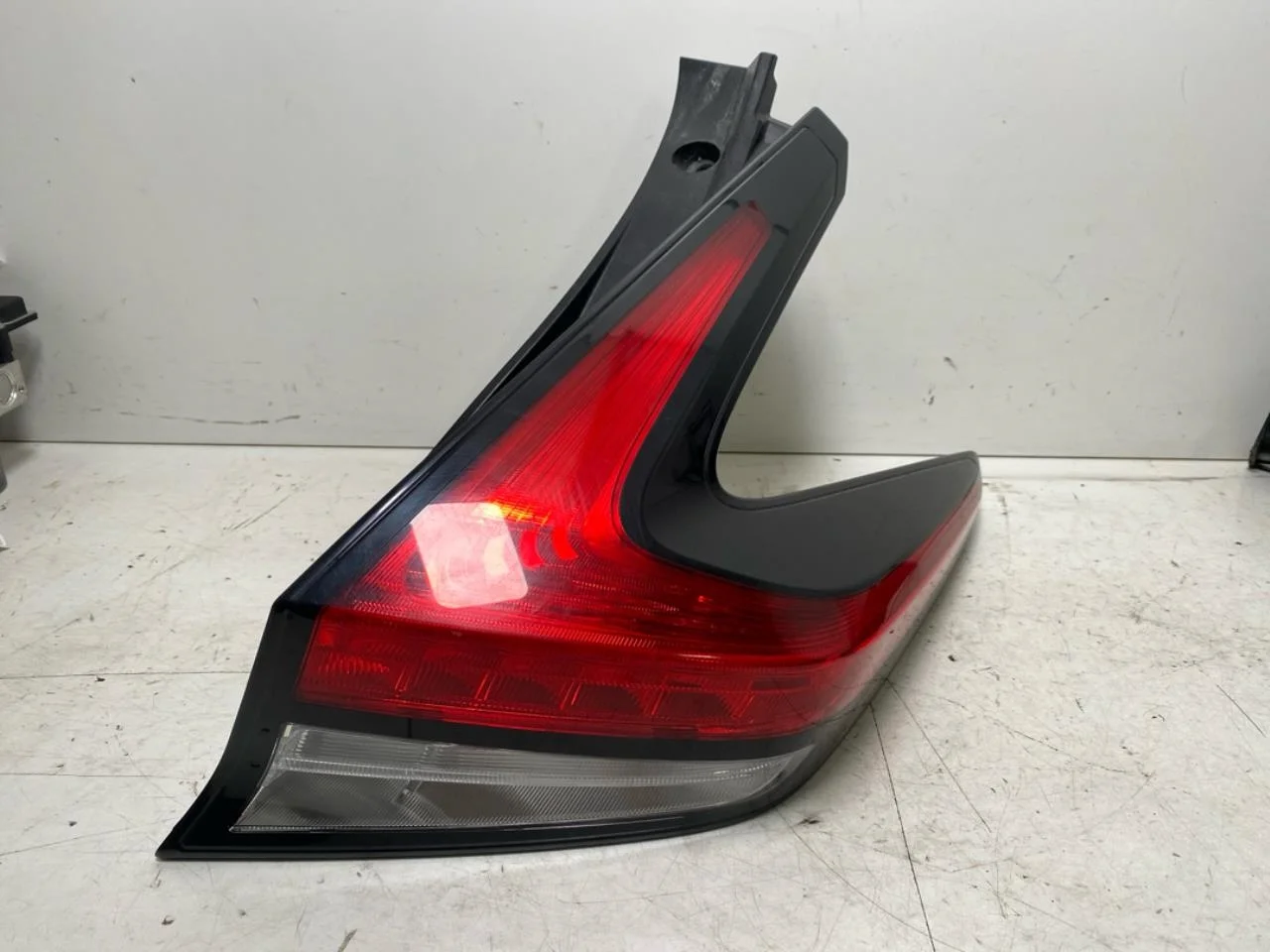 Nissan LEAF 2017-24 Right tail light
