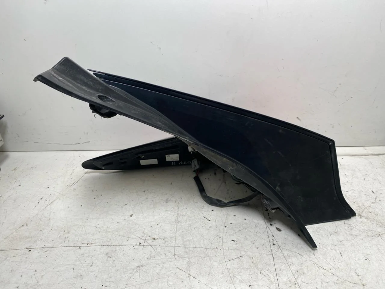 Nissan LEAF 2017-24 Right tail light view 2