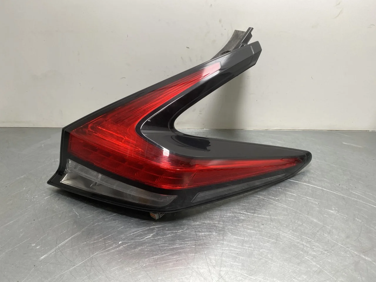 Nissan LEAF 2017-24 Right tail light