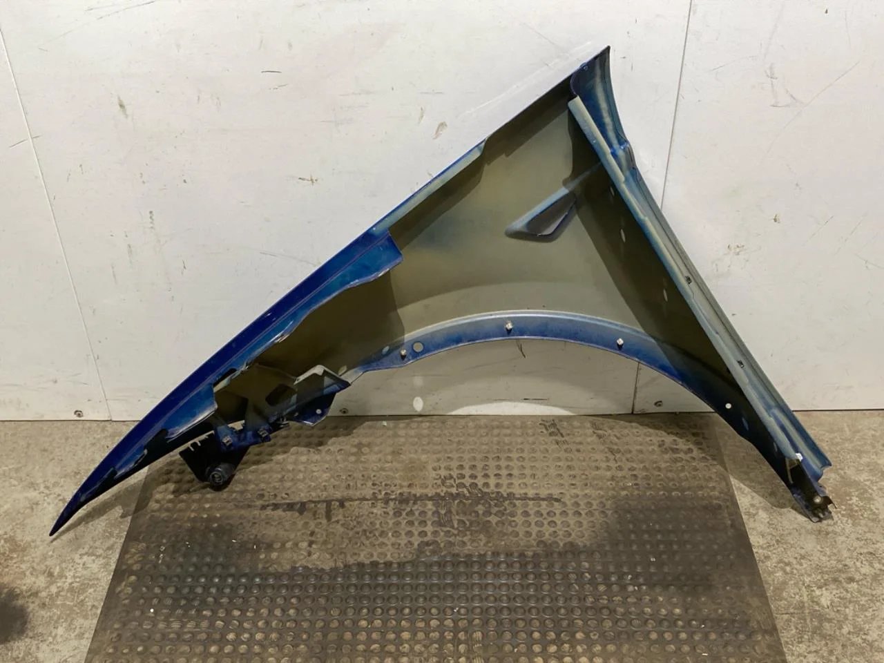 Tesla MODEL X 2016- Front right fender view 2