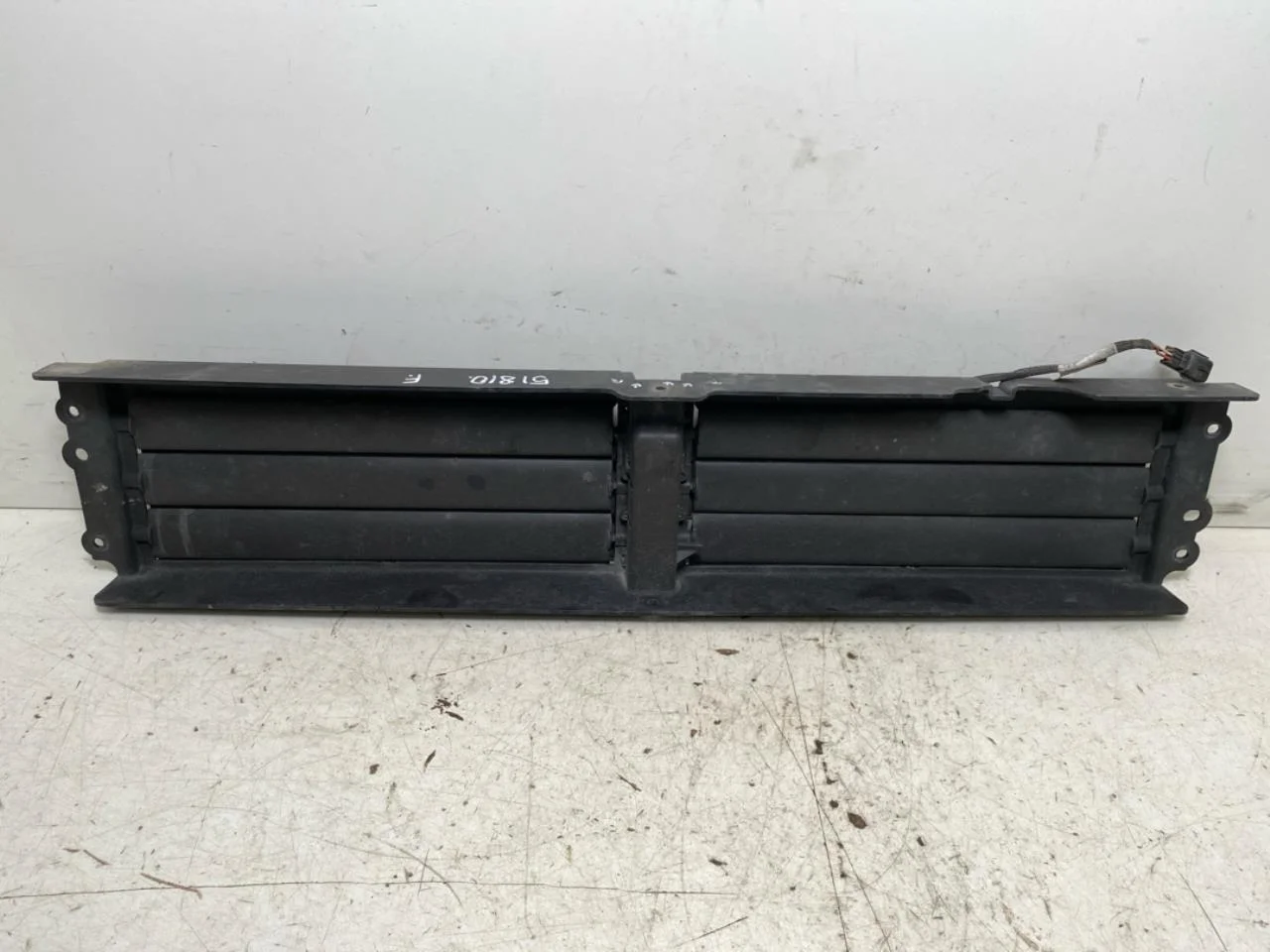 Jaguar I-PACE 2018- Grille, center section view 2