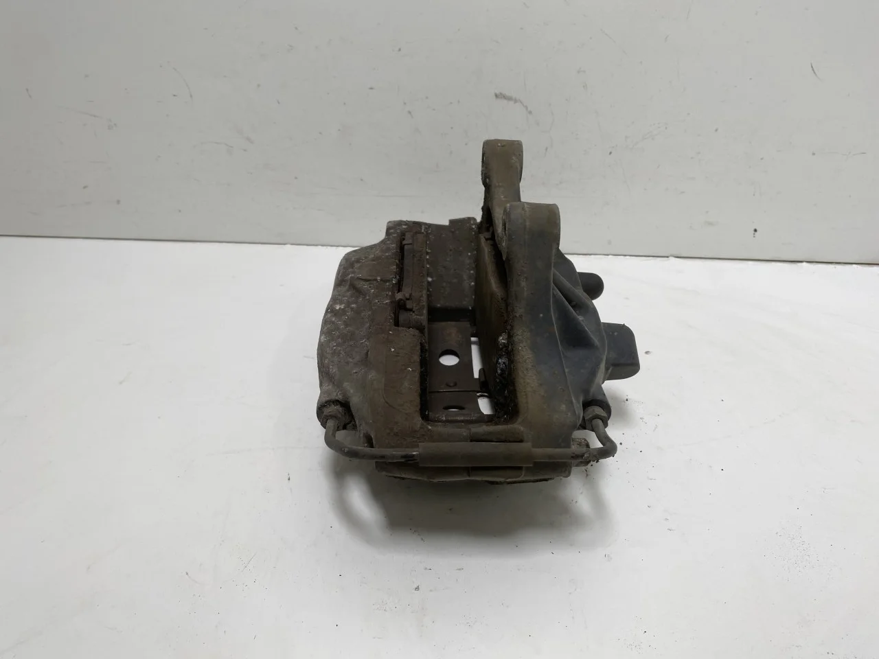 Tesla MODEL X 2016- Front right brake caliper view 3