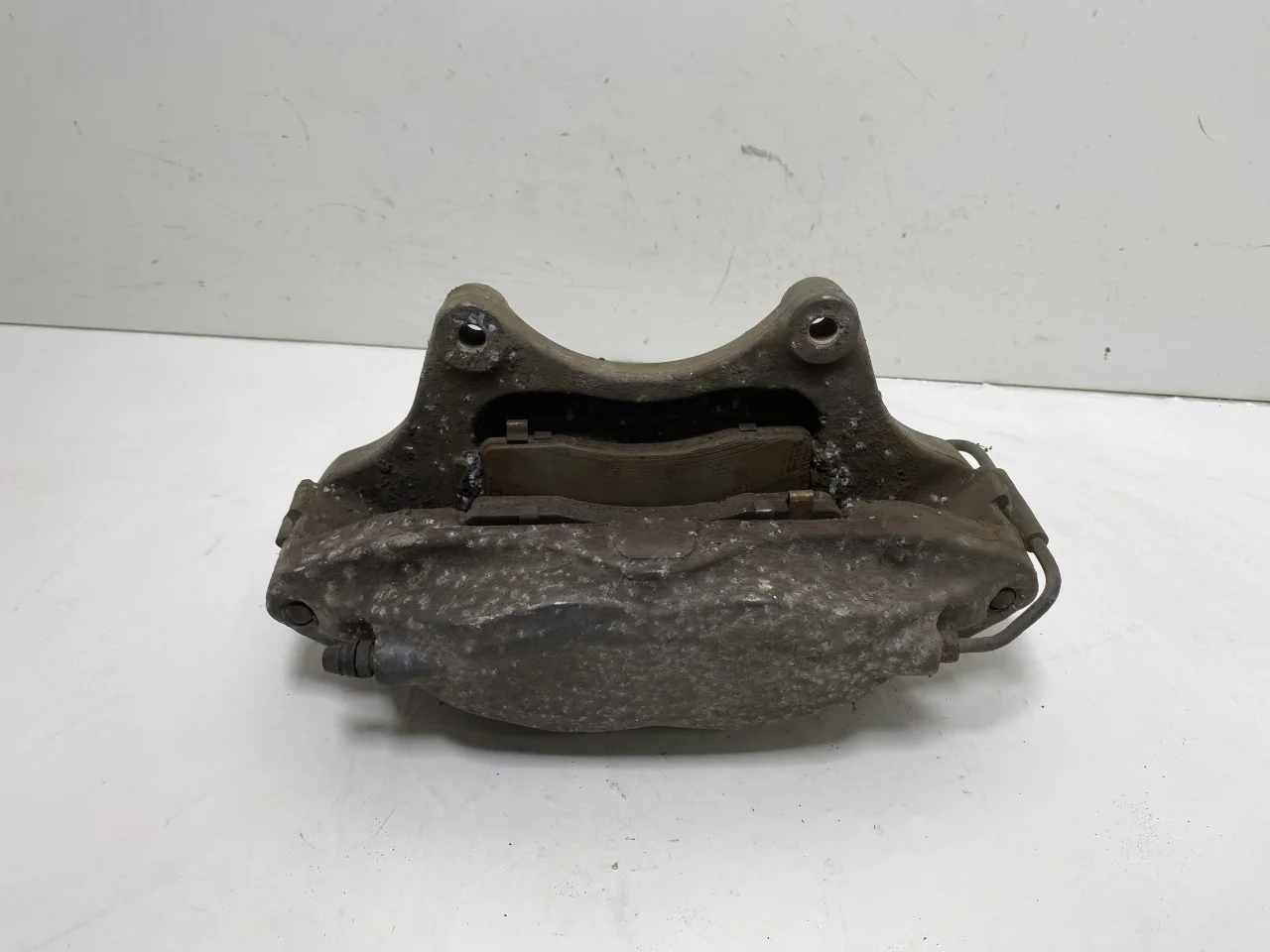 Tesla MODEL X 2016- Front right brake caliper view 4