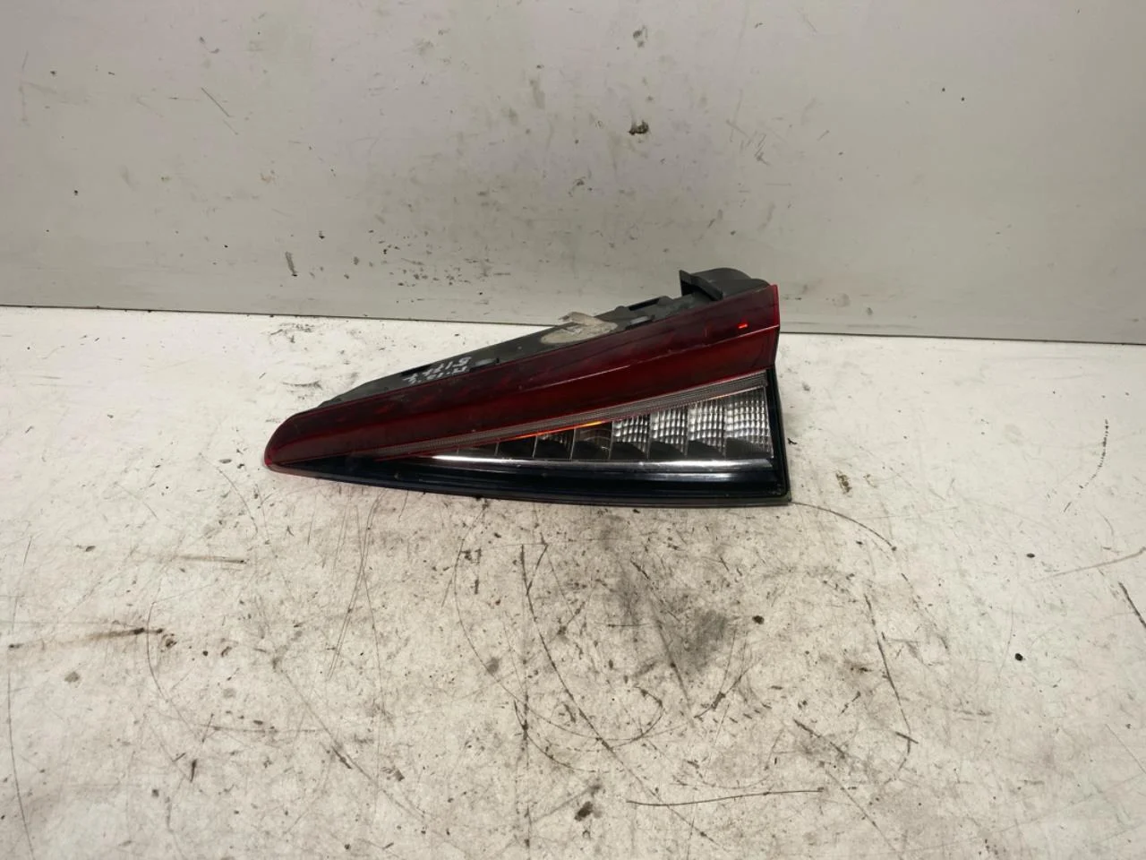 Skoda ENYAQ IV 2021- Lampă spate dreapta pe hayon, interioară