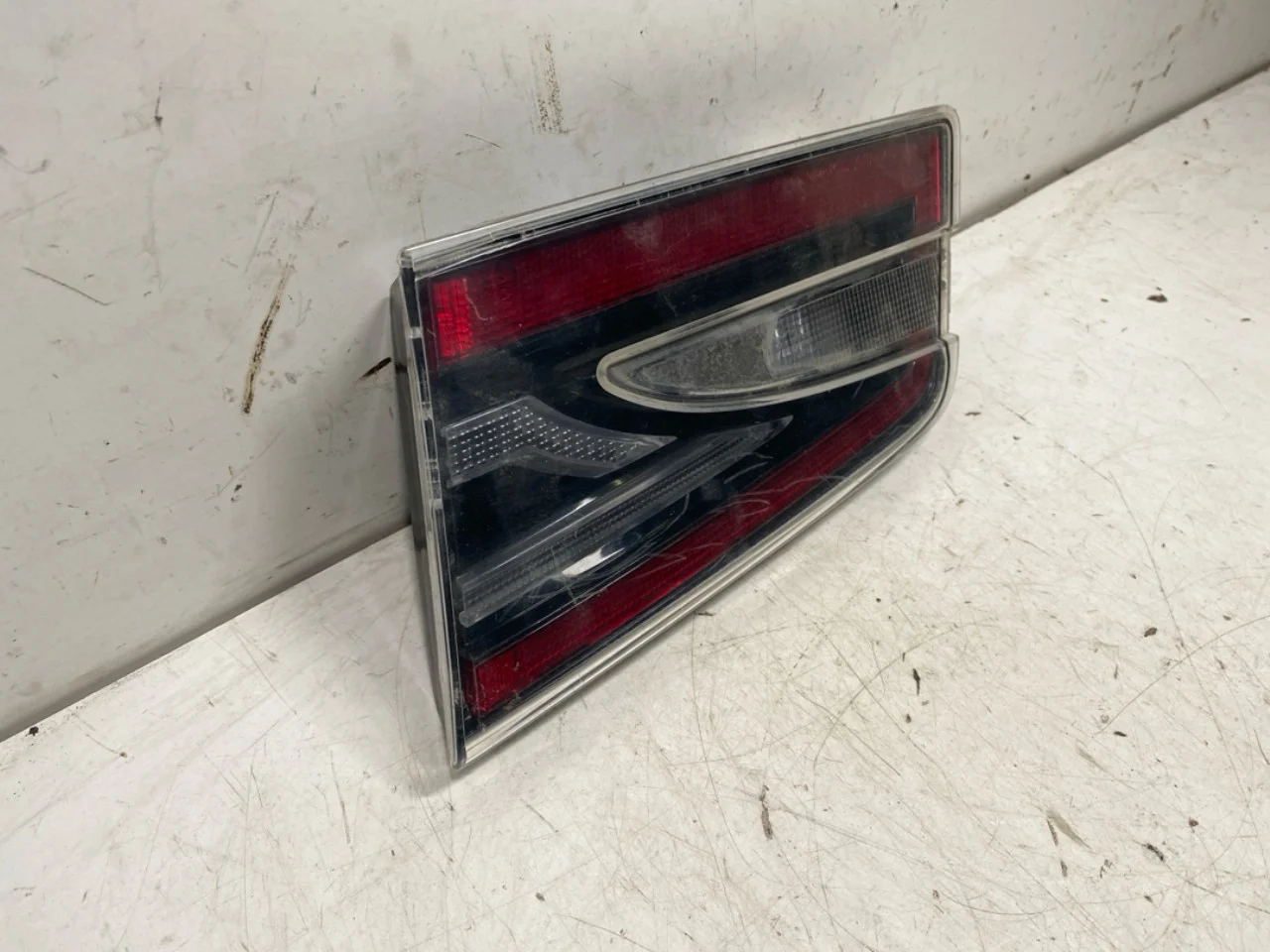 Tesla MODEL S 2013- Lampă spate dreapta pe hayon, interioară vedere 3