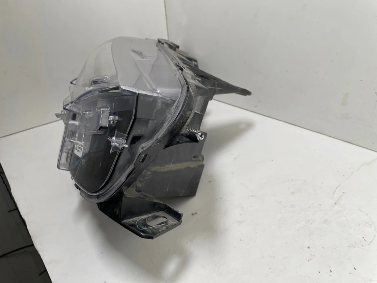 Ford MUSTANG MACH-E 2021- Right headlight view 3