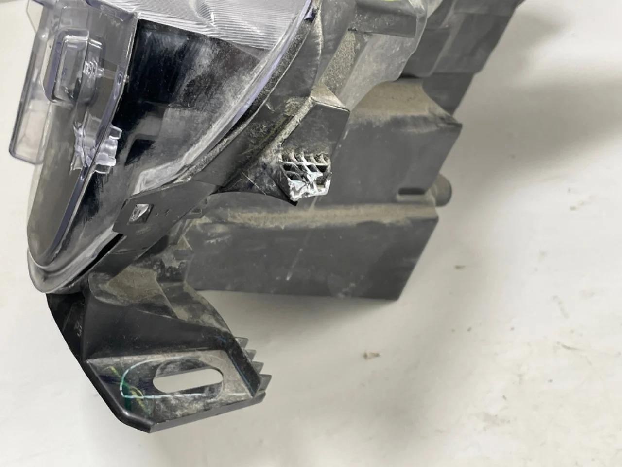 Ford MUSTANG MACH-E 2021- Right headlight view 4