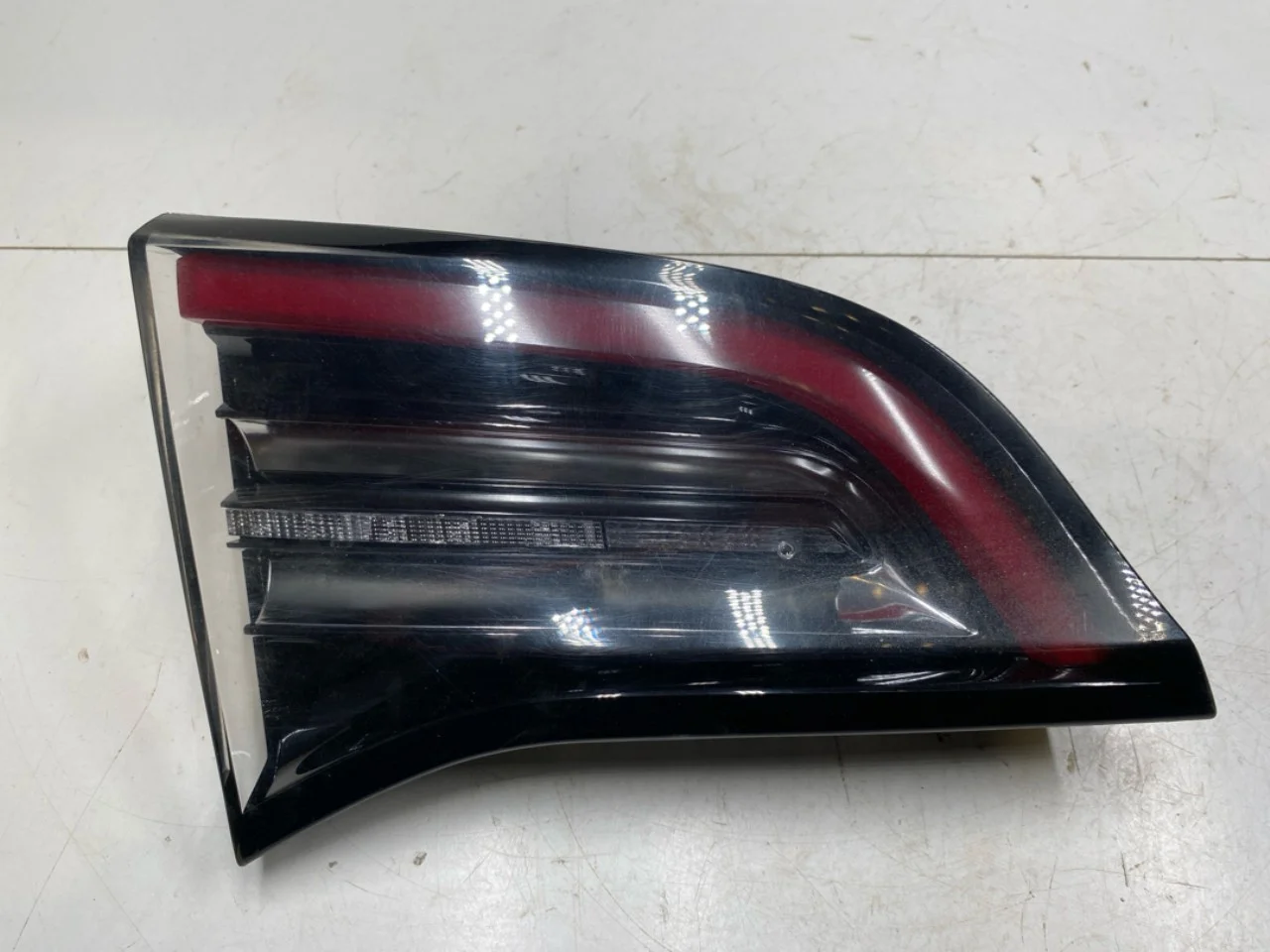 Tesla MODEL 3 2017--> Rear light, left, on tailgate (inner)