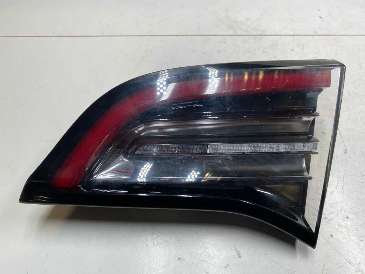 Tesla MODEL 3 2017--> Right tail light on tailgate, inner