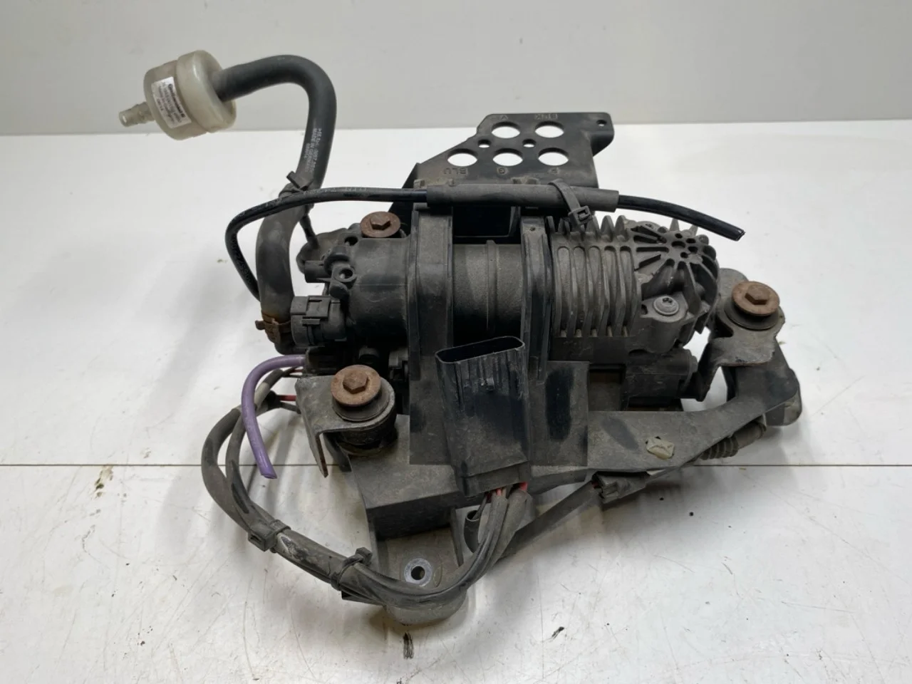 Tesla MODEL S 2013- Suspension compressor view 2