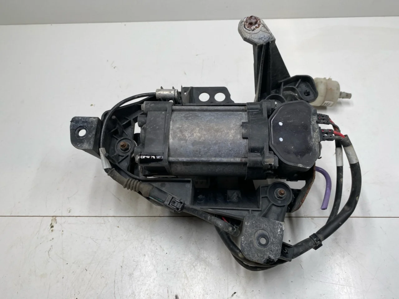 Tesla MODEL S 2013- Suspension compressor view 3