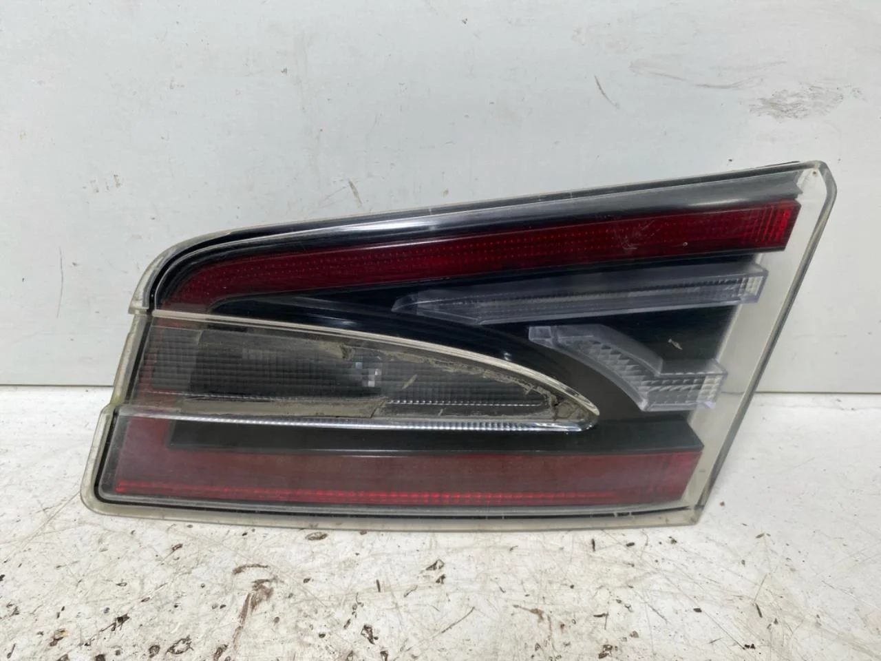 Tesla MODEL S 2013- Hátsó lámpa, jobb, csomagtérajtón (belső)
