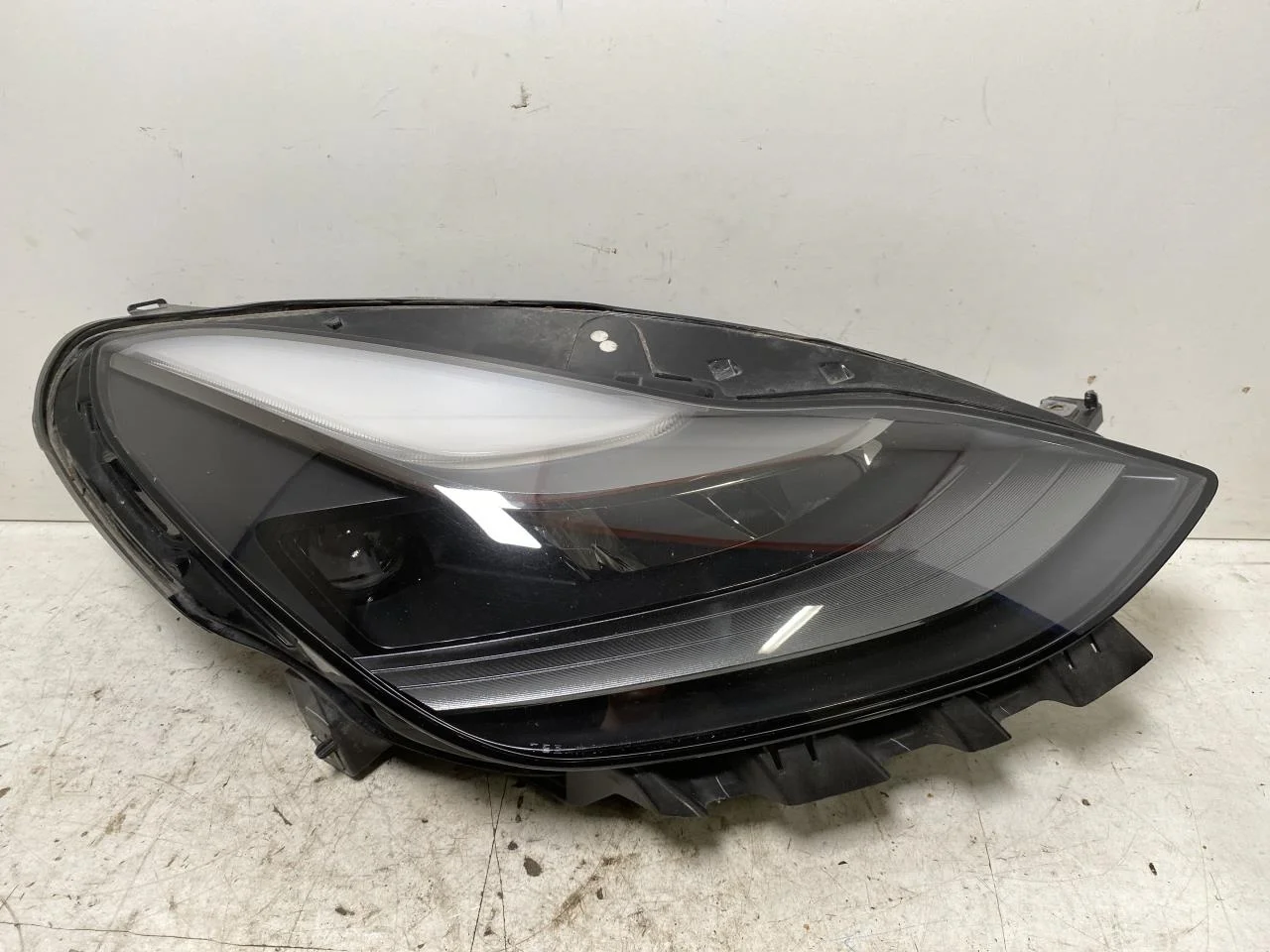 Tesla MODEL Y 2021- Fényszóró, jobb
