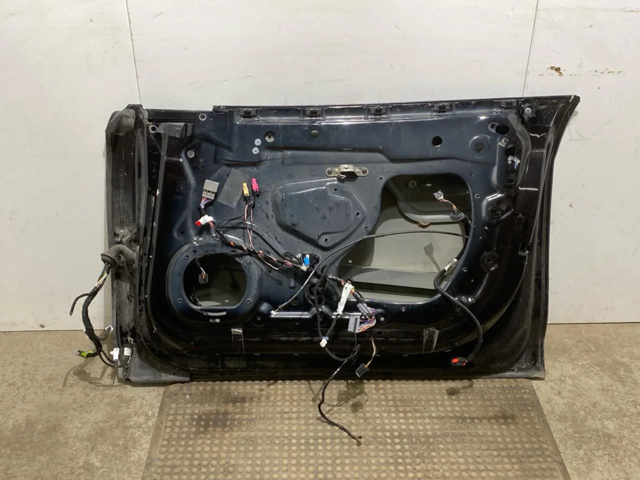 Tesla MODEL S 2013- Door, 4-door, front right view 4