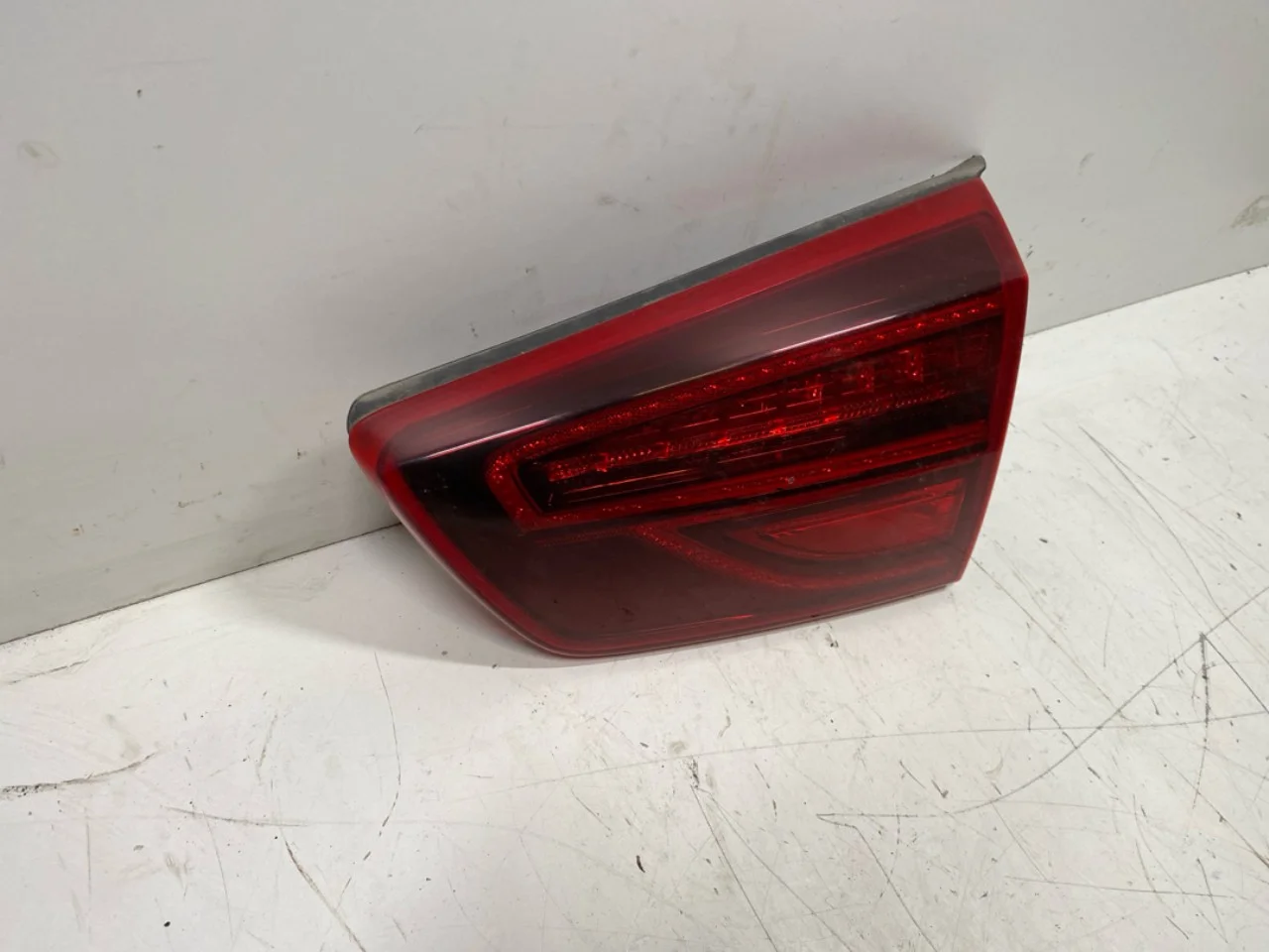 Kia NIRO SG2 2023- Right tail light on tailgate, inner view 3