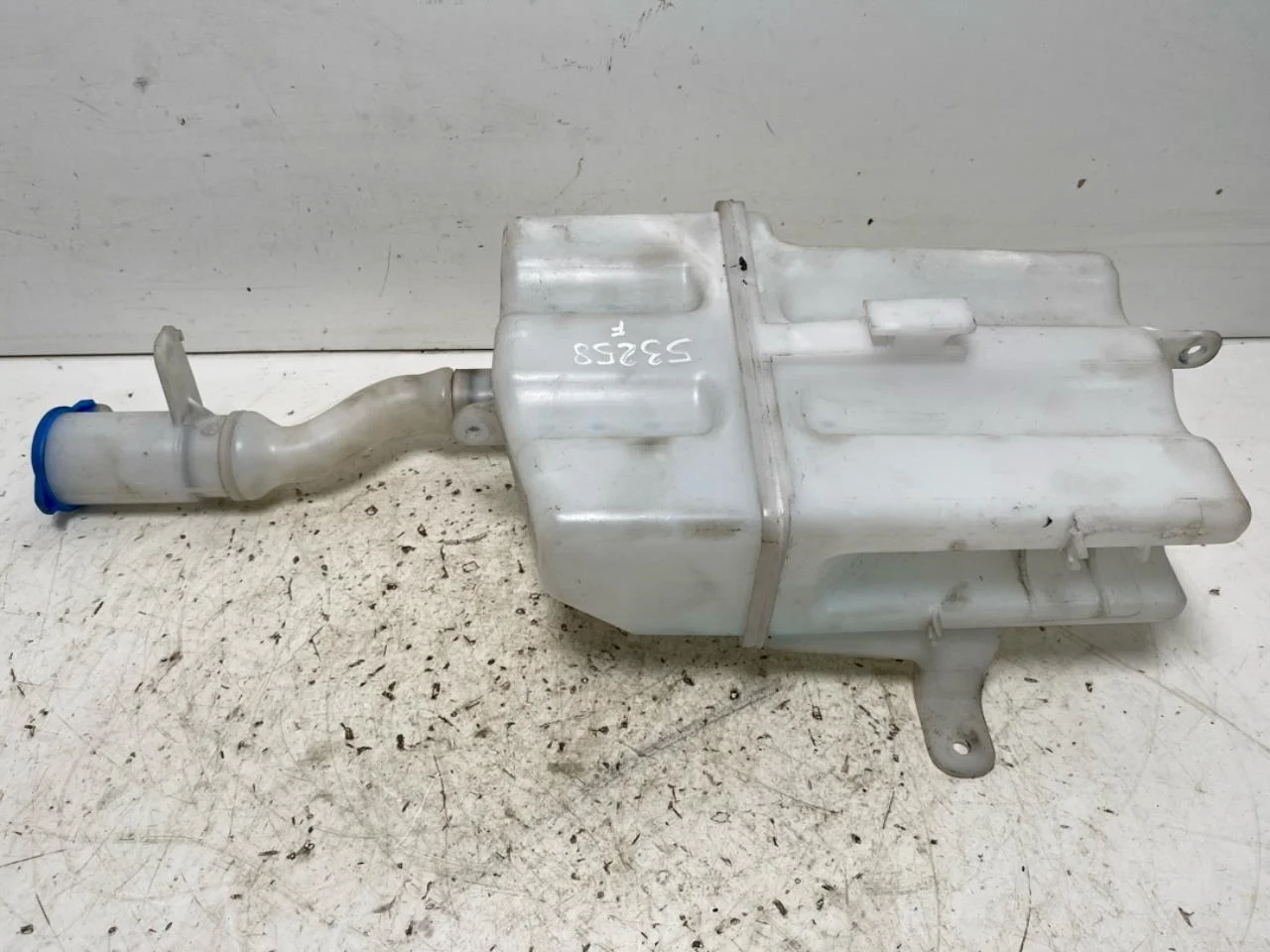 Hongqi E-HS9 2022- Washer reservoir, windshield view 2