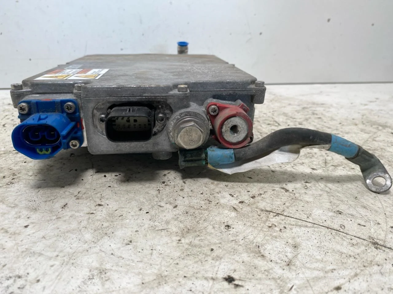 Tesla MODEL S 2013- Voltage converter, battery view 3