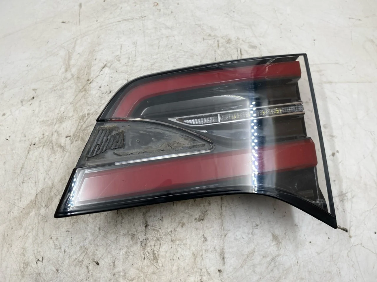 Tesla MODEL X 2016- Hátsó lámpa, jobb, csomagtérajtón (belső)