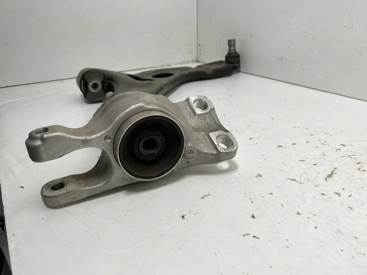 Control arm, front right view 3