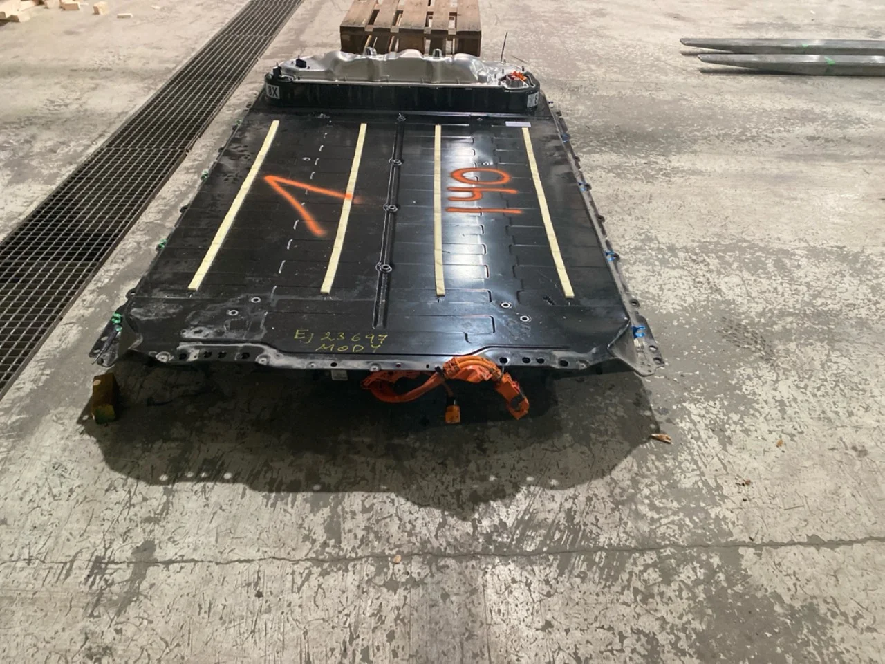 Tesla MODEL Y 2021- High-voltage battery view 2