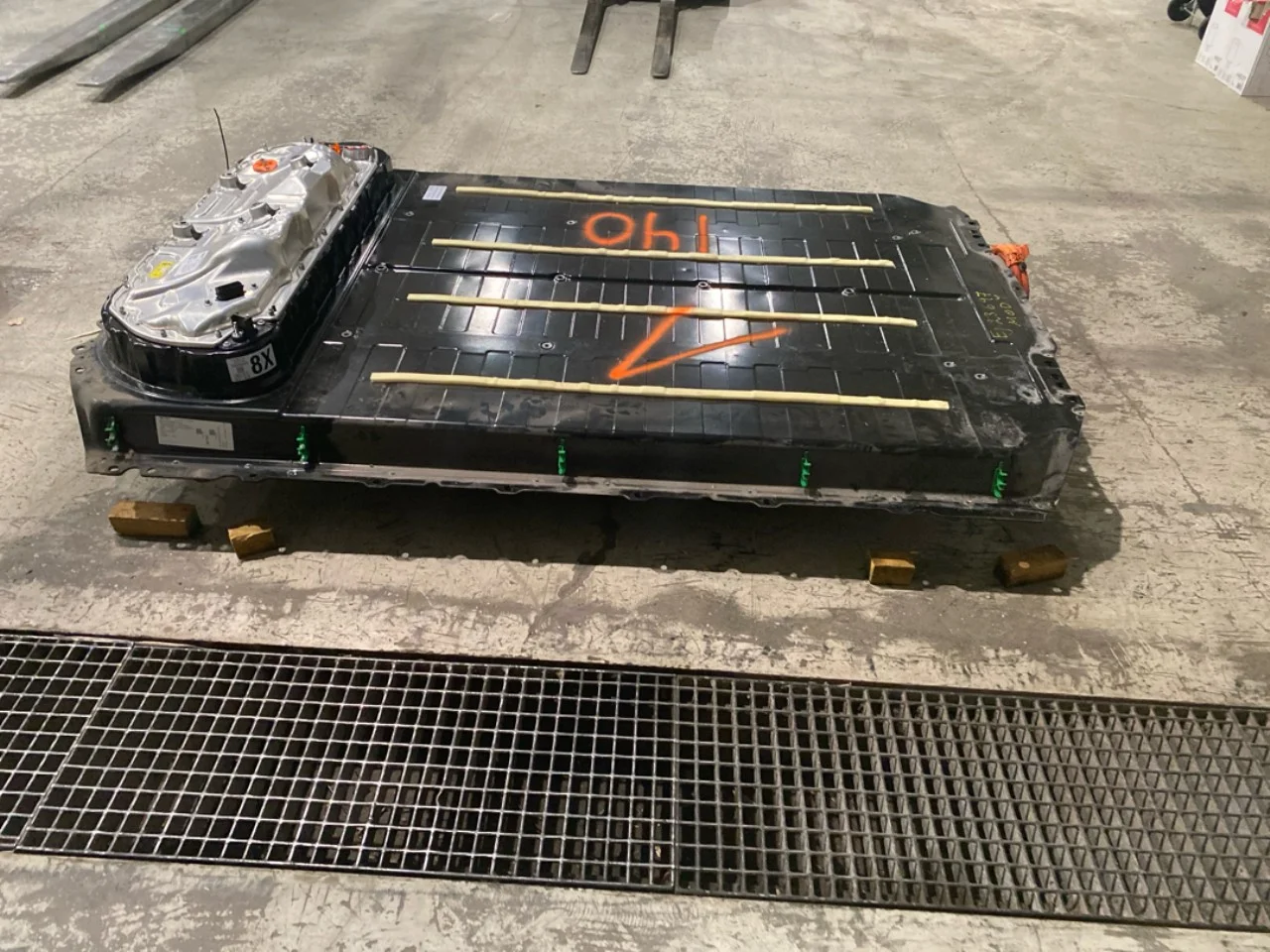 Tesla MODEL Y 2021- High-voltage battery view 3