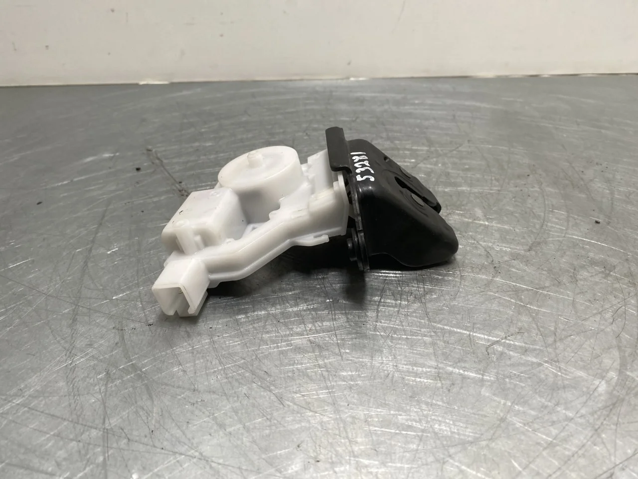 Nissan LEAF 2017-24 Tailgate lock view 2