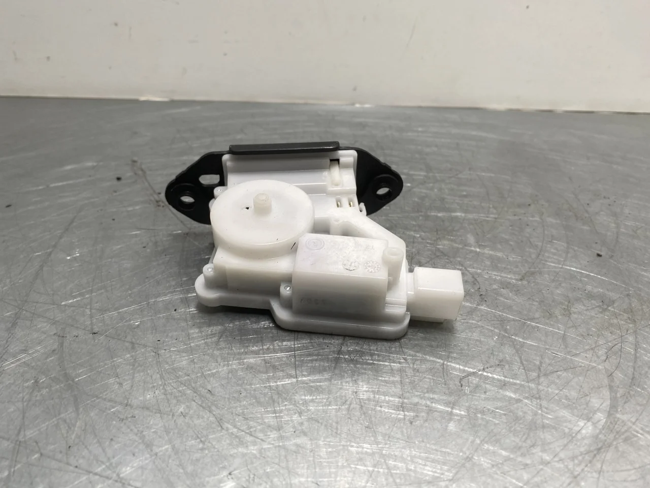 Nissan LEAF 2017-24 Tailgate lock view 3