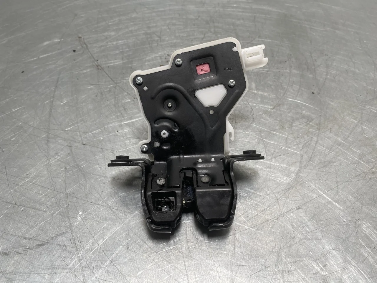 Nissan LEAF 2017-24 Tailgate lock view 4