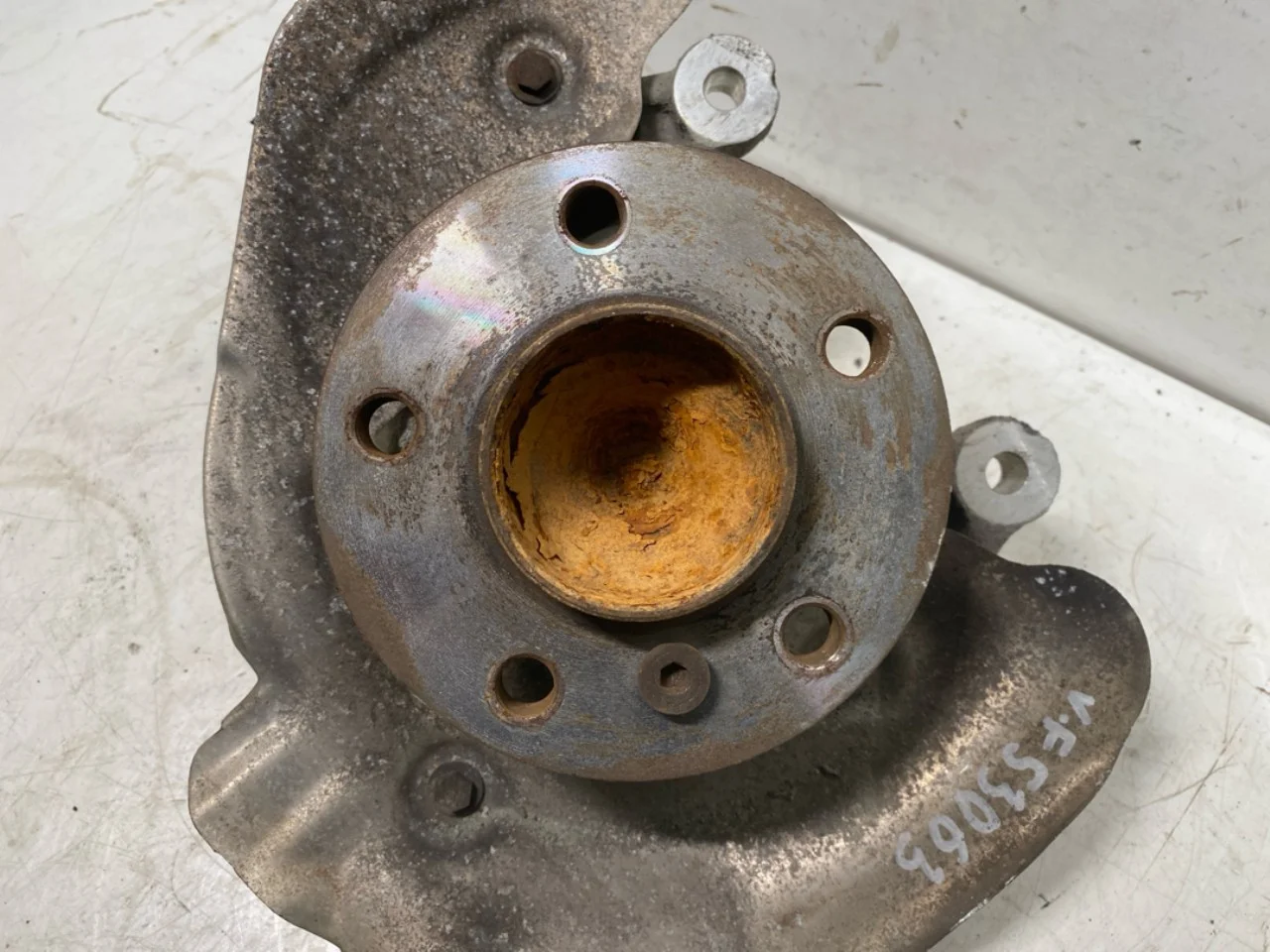 BMW I3 I01 2013-22 Stub axle carrier, left front view 3