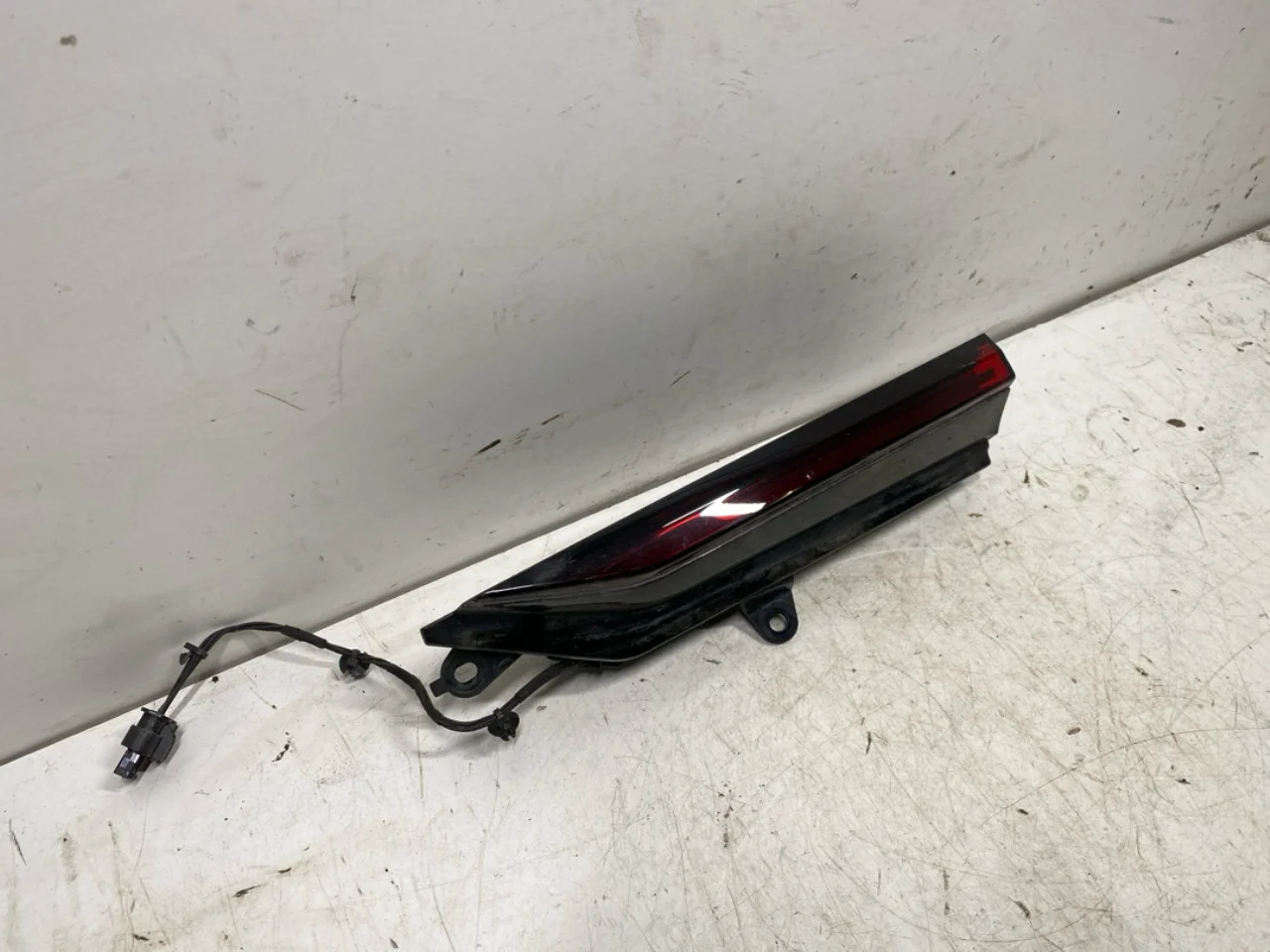 Polestar 2 2020- Right tail light on tailgate, inner view 2