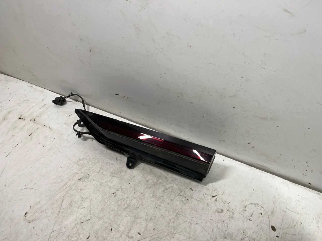 Polestar 2 2020- Right tail light on tailgate, inner view 3