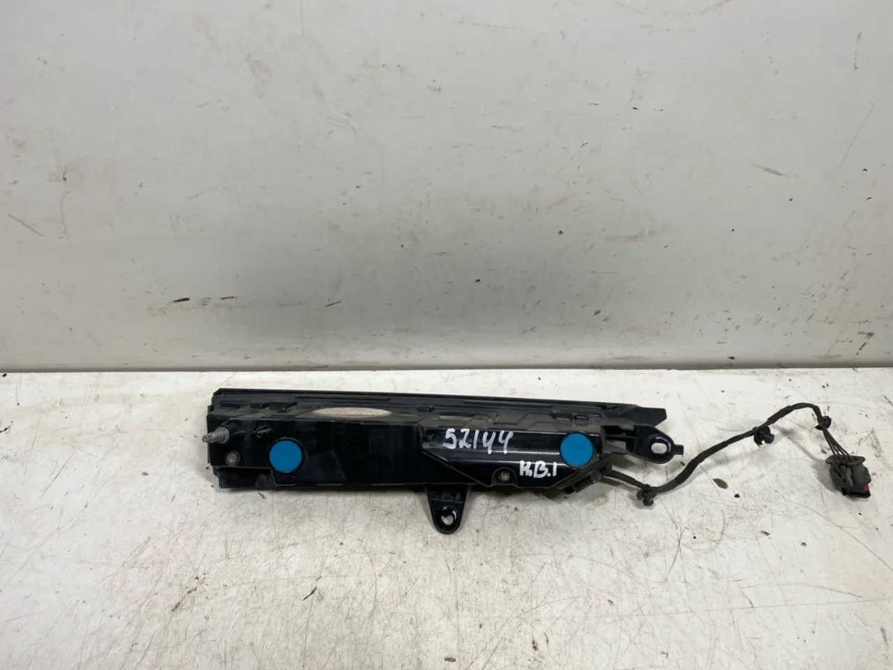 Polestar 2 2020- Right tail light on tailgate, inner view 4