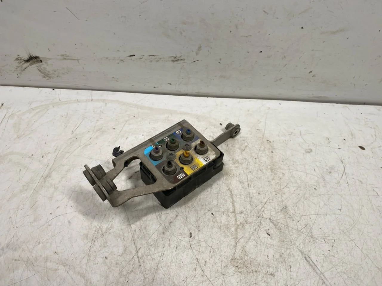 Tesla MODEL S 2013- Suspension compressor view 2
