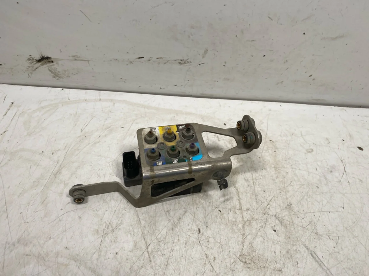 Tesla MODEL S 2013- Suspension compressor view 3