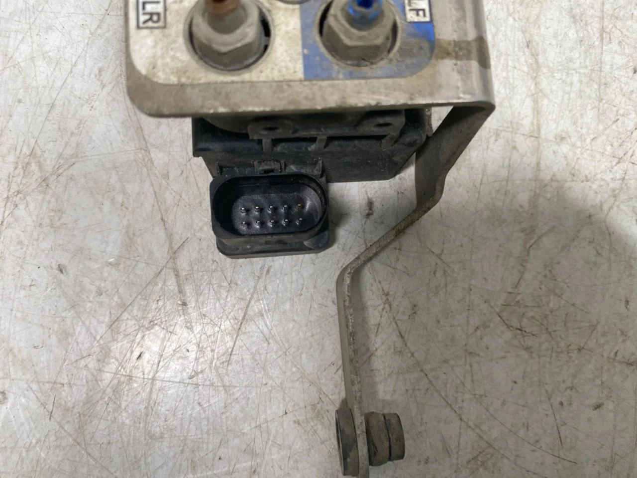 Tesla MODEL S 2013- Suspension compressor view 4