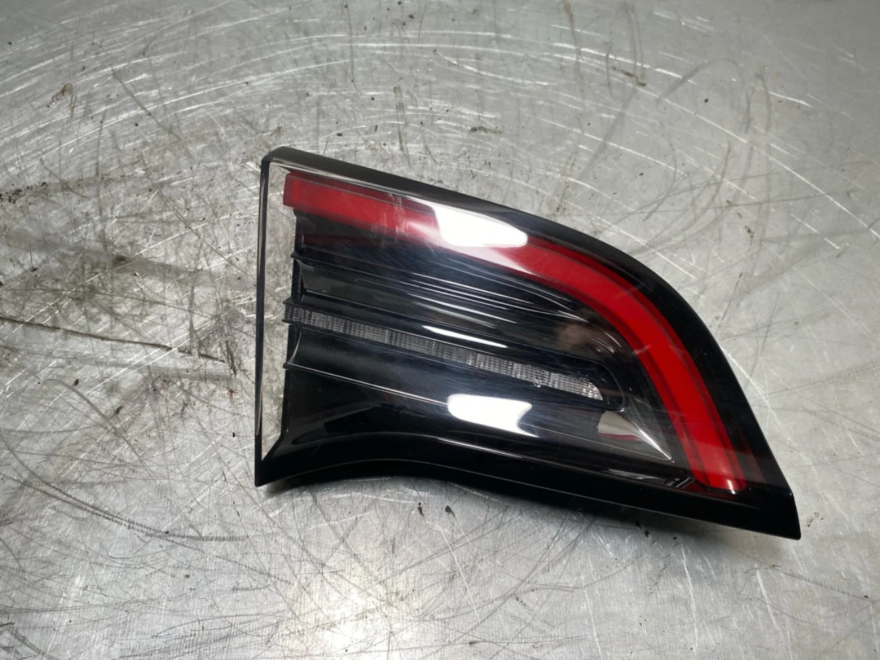 Tesla MODEL Y 2021- Lampă spate, stânga, pe hayon (interioară)