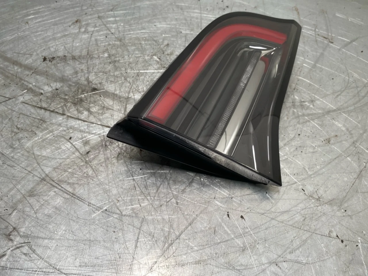 Tesla MODEL Y 2021- Lampă spate, stânga, pe hayon (interioară) vedere 2