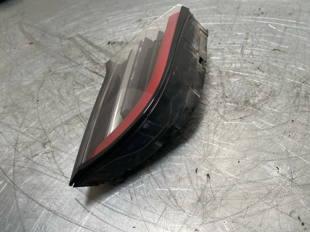 Tesla MODEL Y 2021- Lampă spate, stânga, pe hayon (interioară) vedere 3