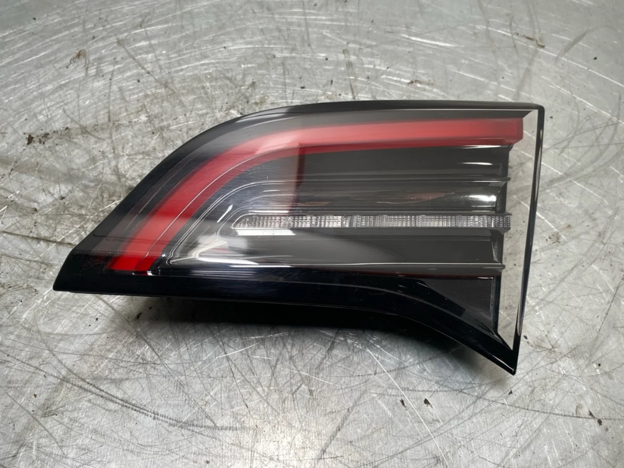 Tesla MODEL Y 2021- Hátsó lámpa, jobb, csomagtérajtón (belső)