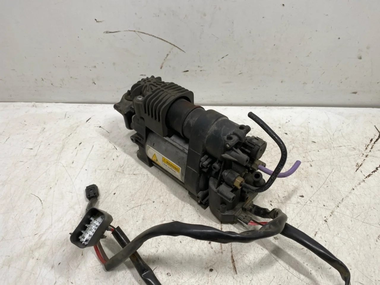 Tesla MODEL S 2013- Suspension compressor view 2