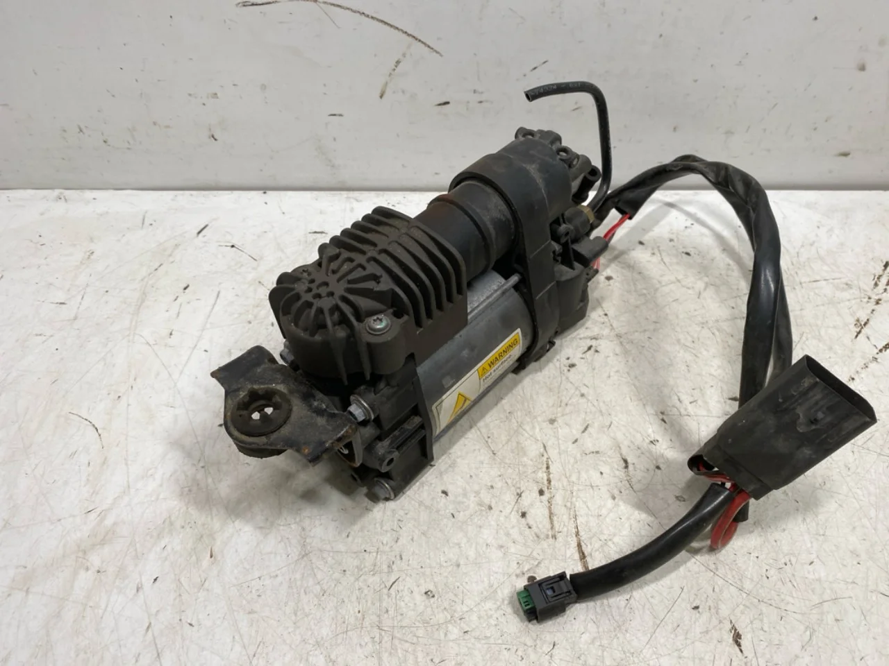 Tesla MODEL S 2013- Suspension compressor view 3