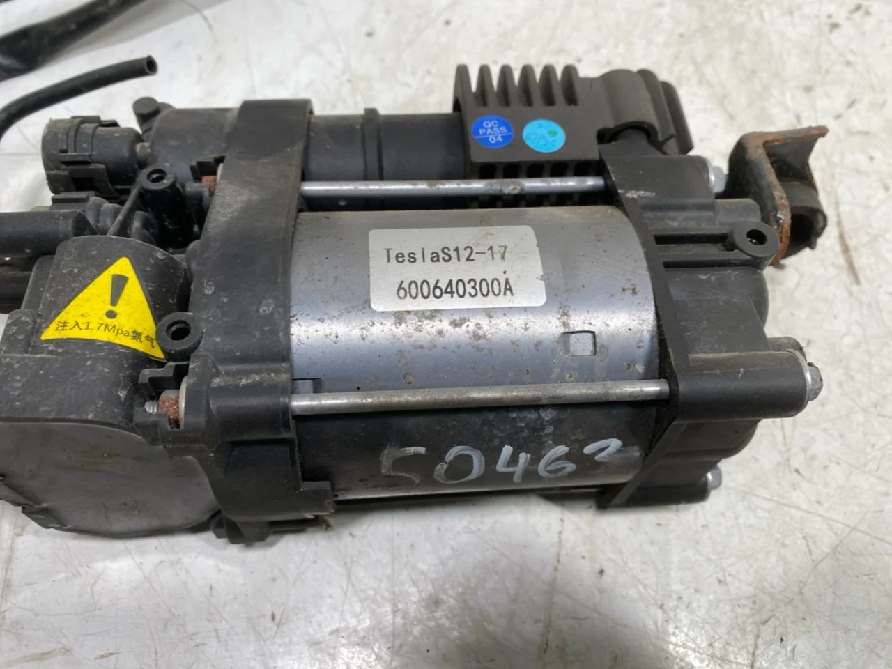 Tesla MODEL S 2013- Suspension compressor view 4