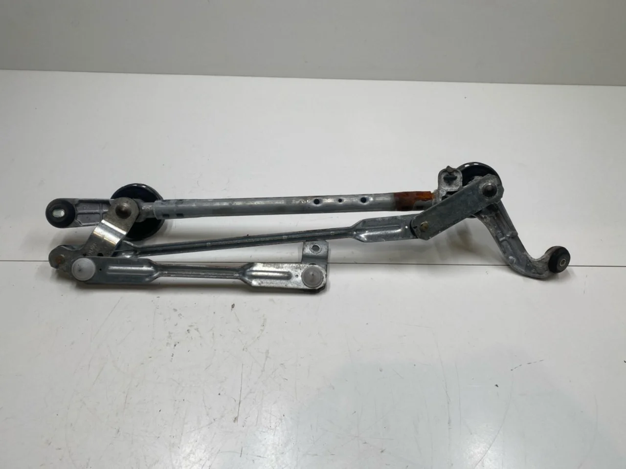 Nissan LEAF 2017-24 Windshield wiper linkage view 2
