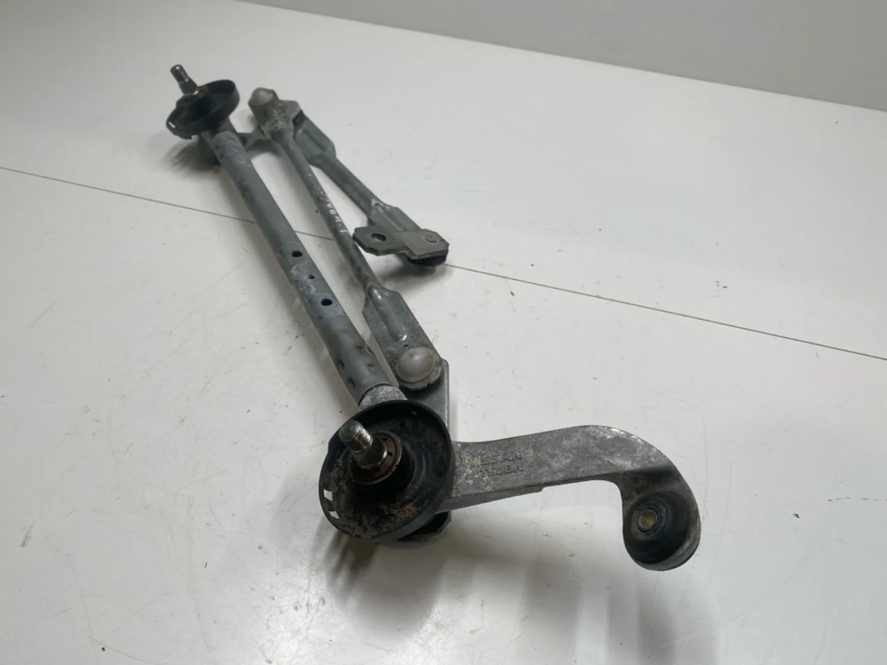Nissan LEAF 2017-24 Windshield wiper linkage view 3