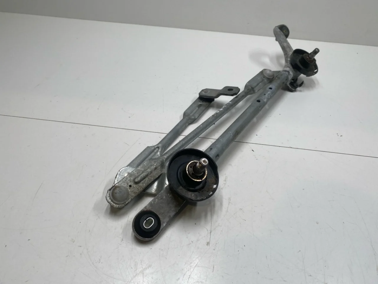 Nissan LEAF 2017-24 Windshield wiper linkage view 4