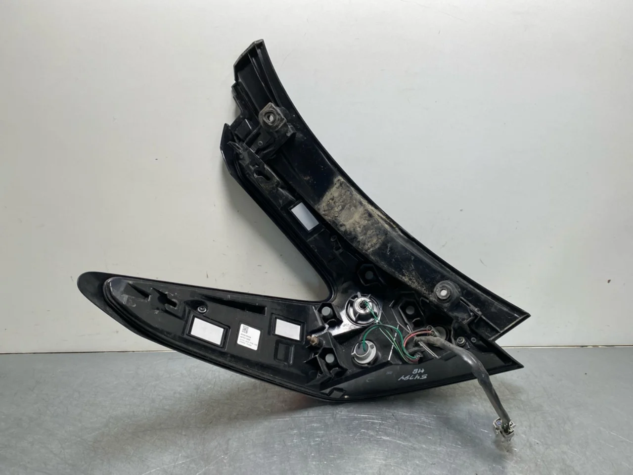 Nissan LEAF 2017-24 Right tail light view 3